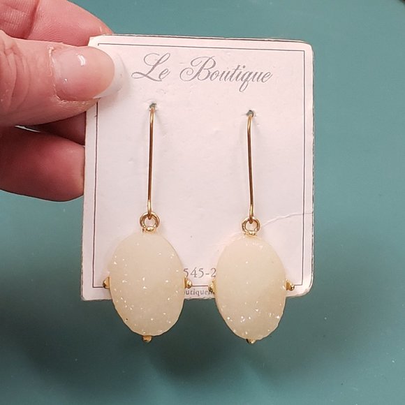 Le Boutique, NWT, light cream rough agate dangle S hook earrings - Picture 1 of 10